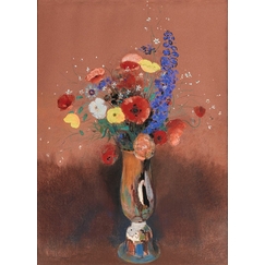 Bouquet de fleurs des champs dans un vase à long col