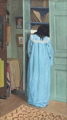 Intérieur, femme en bleu fouillant dans une armoire