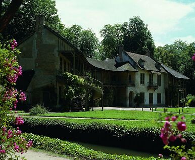 Vue extérieure du petit Trianon : la maison de la Reine et le billard
