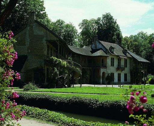 Vue extérieure du petit Trianon : la maison de la Reine et le billard