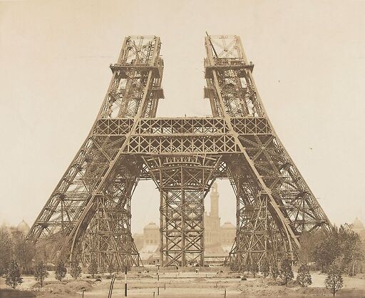 Tour Eiffel : montage des piliers au-dessus du pilier du 1er étage