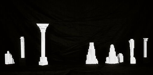 Thèmes pour des monuments architecturaux dans des parcs et sur des places