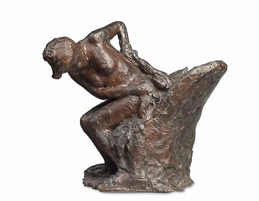 Femme assise dans un fauteuil s'essuyant le côté gauche