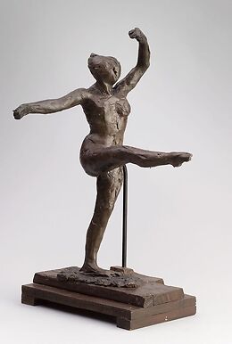 Danseuse regardant la plantede son pied droit