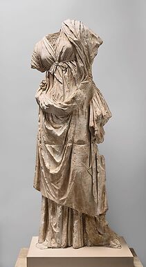 Don du général Schneider, statue féminine dite Niobide de Patras