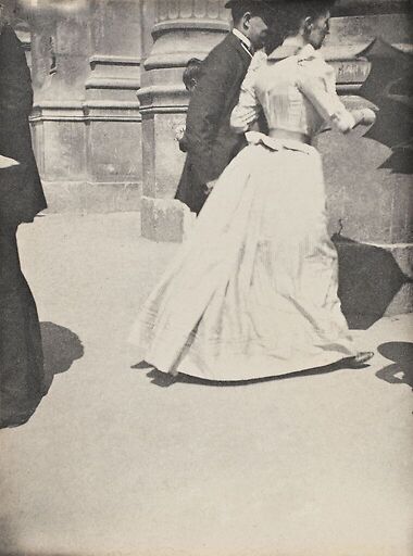 Un couple entrant dans la gare du Nord