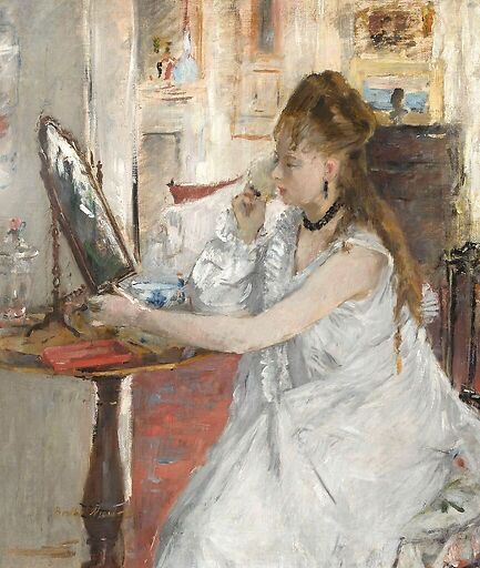 Jeune femme se poudrant