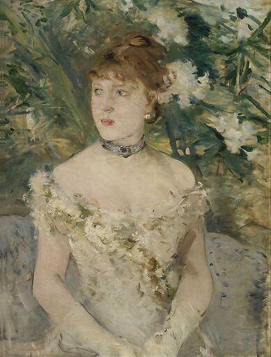 Jeune femme en toilette de bal