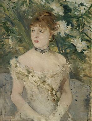 Jeune femme en toilette de bal