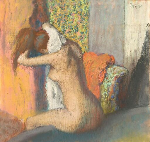 Après le bain, femme s'essuyant la nuque