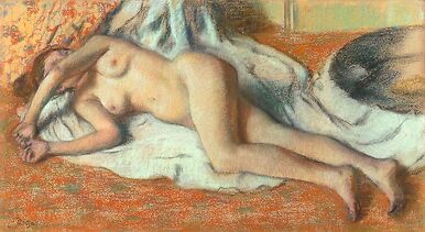 Baigneuse allongée sur le sol