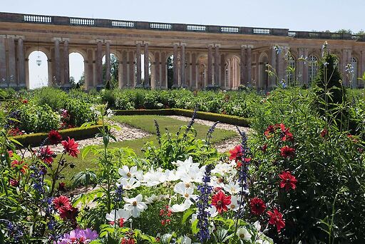 Vue extérieure du Grand Trianon : péristyle côté jardins, façade sur le Parterre haut