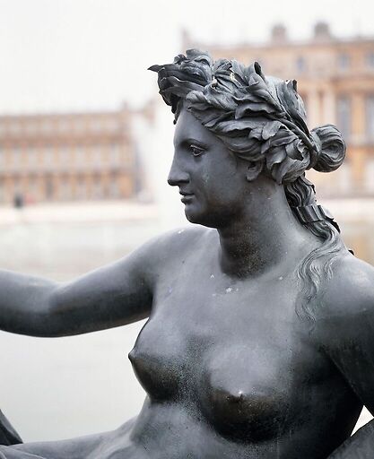 Vue du parc, parterre d'eau, bassin nord, margelle ouest : la Marne