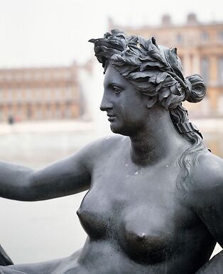 Vue du parc, parterre d'eau, bassin nord, margelle ouest : la Marne