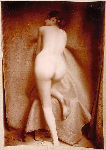Naked woman from behind, straight knee resting on a stool