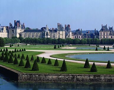 Fontainebleau, facades overlooking the large flowerbed