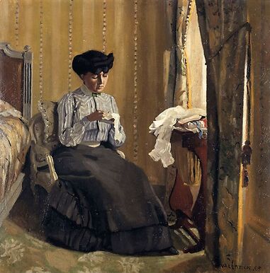 Femme cousant dans un intérieur