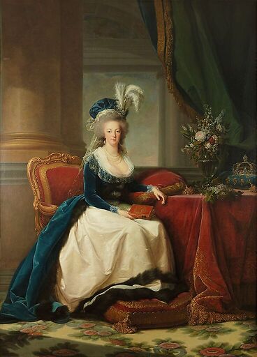 Reine Marie-Antoinette assise, en manteau bleu et robe blanche, tenant un livre à la main