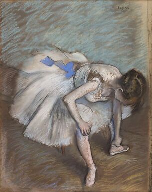 Danseuse assise se massant le pied