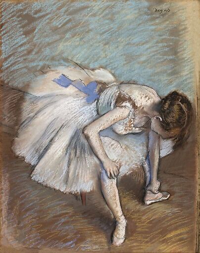 Danseuse assise : penchée en avant, elle se masse le pied gauche (détail)