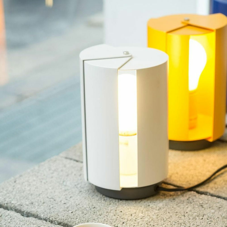 Lampe pivotante à poser - Charlotte Perriand - Nemo Lighting - Jaune