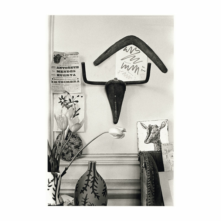 Reproduction sous Marie-Louise David Douglas Duncan - Sculpture Tête de taureau accrochée au mur du salon de l'atelier de La Californie, Cannes 1957