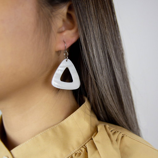 Boucles d'oreilles Triangle, nacre blanche - L'Indochineur