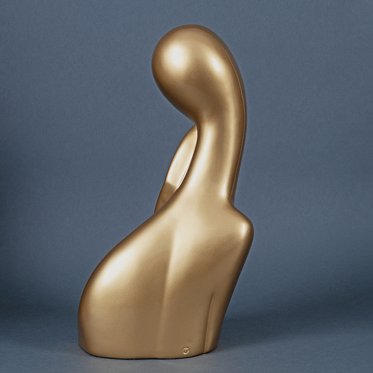 Jeune fille aux mains repliées