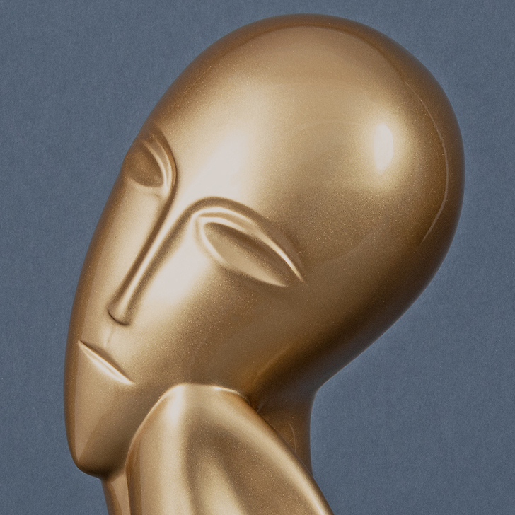 Jeune fille aux mains repliées