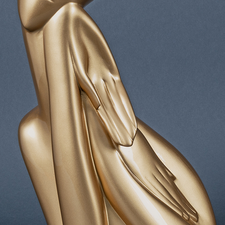 Jeune fille aux mains repliées