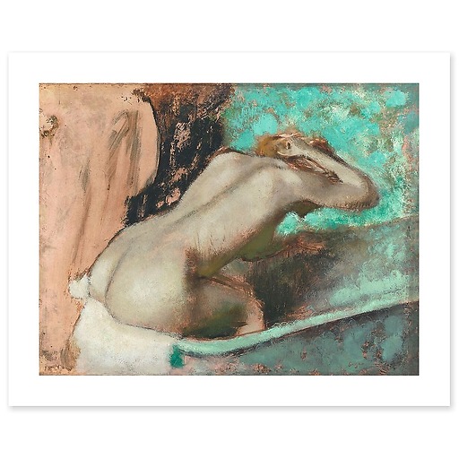 Femme assise sur le rebord d' une baignoire et s'épongeant le cou (affiches d'art)