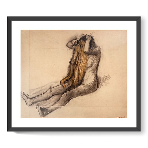 Femme assise par terre, se peignant (affiches d'art encadrées)