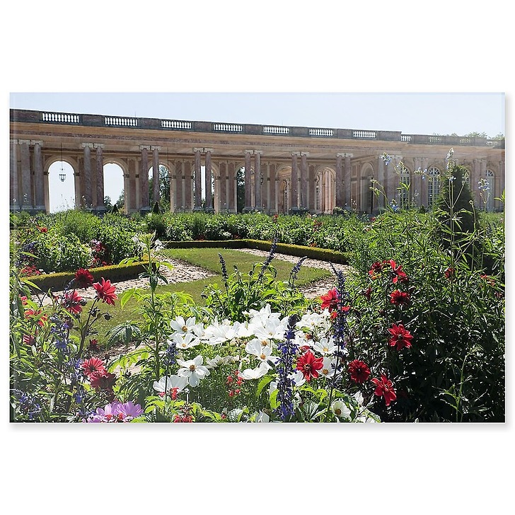 Vue extérieure du Grand Trianon : péristyle côté jardins, façade sur le Parterre haut (panneaux acryliques)