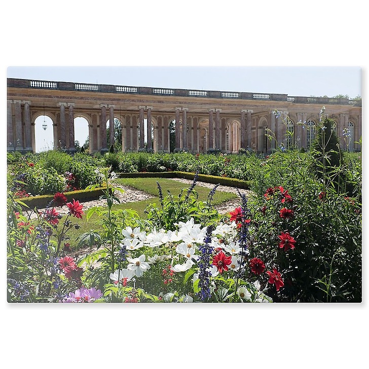 Vue extérieure du Grand Trianon : péristyle côté jardins, façade sur le Parterre haut (panneaux aluminium)