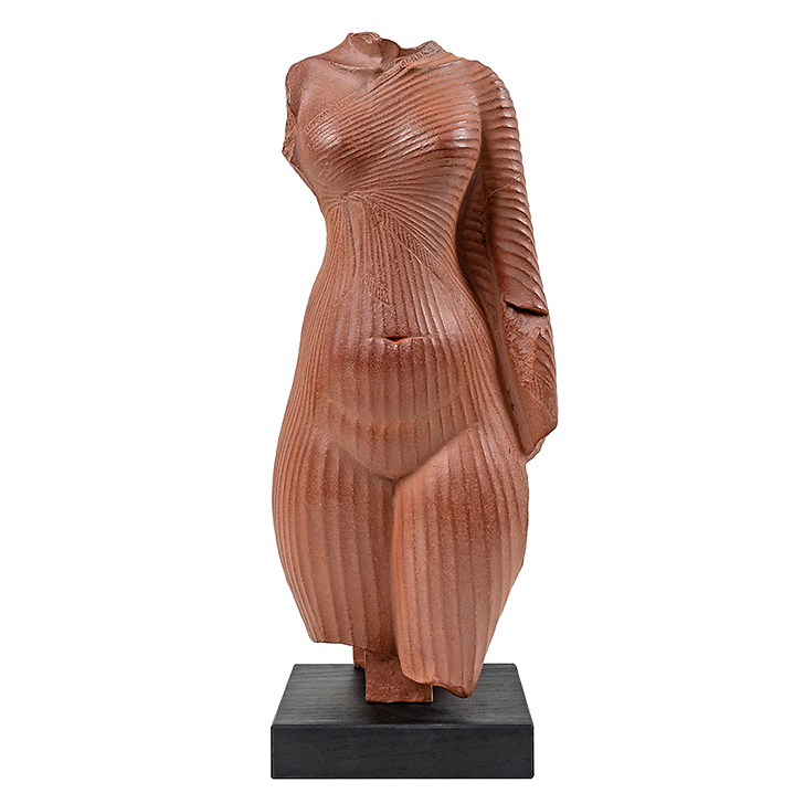 Torse de femme identifié à Néfertiti