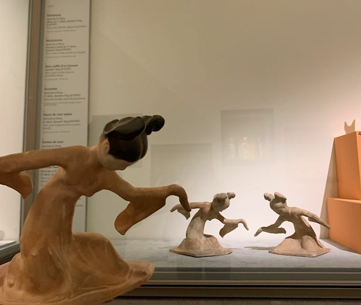 Figure of Chinese dancer - Left version