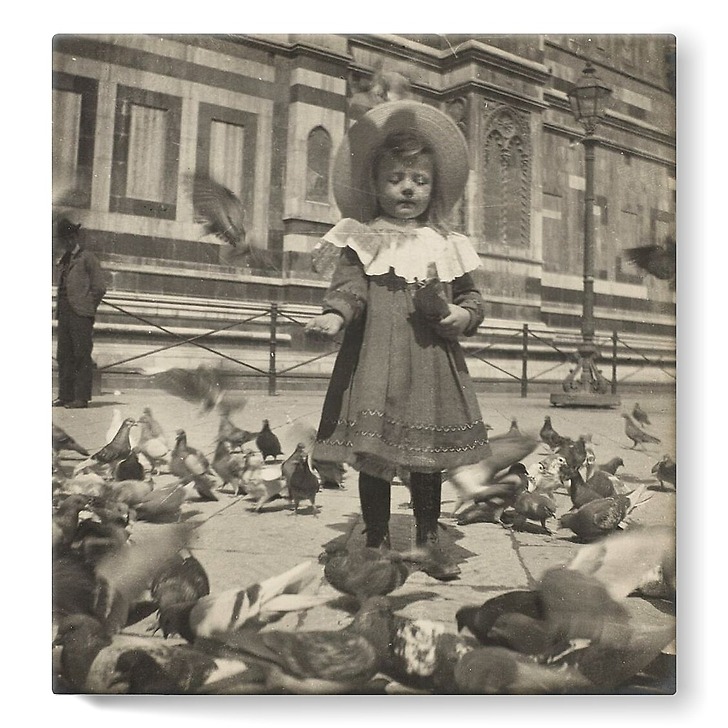 Devant le Dôme, Bernadette donne du grain aux pigeons (toiles sur châssis)