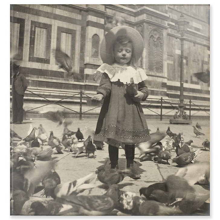 Devant le Dôme, Bernadette donne du grain aux pigeons (panneaux acryliques)