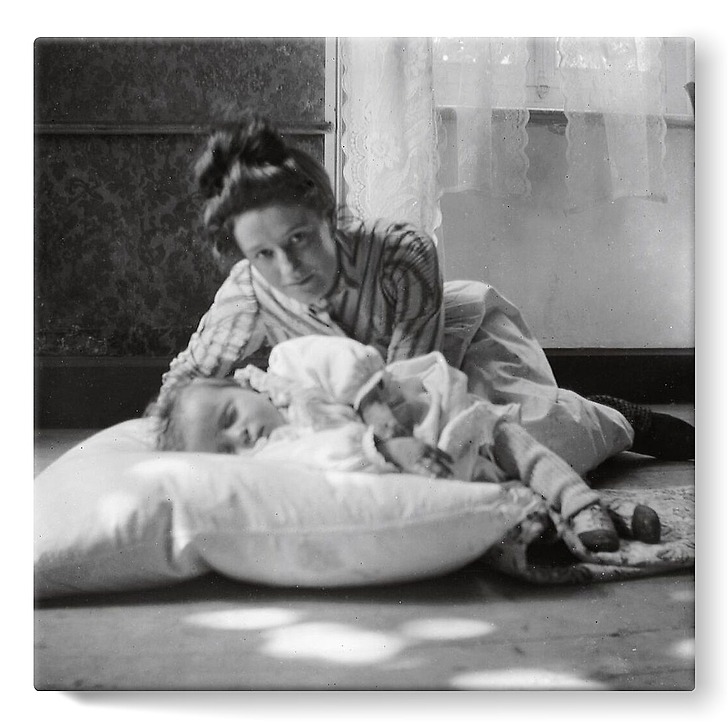 Anne-Marie endormie sur un oreiller avec Gabrielle (toiles sur châssis)