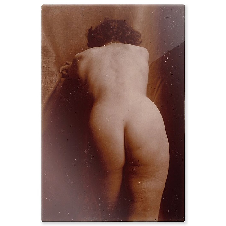 Naked woman standing up from behind, leaning, knee-high view (aluminium panels)