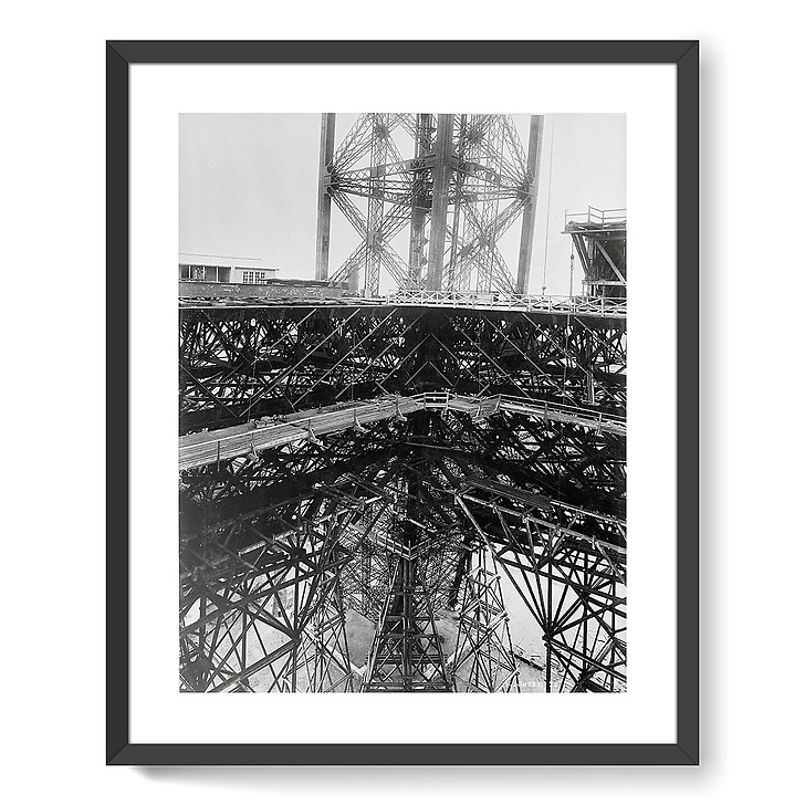 Vue prise de la 1ère plate-forme vers le bas de la construction (affiches d'art encadrées)