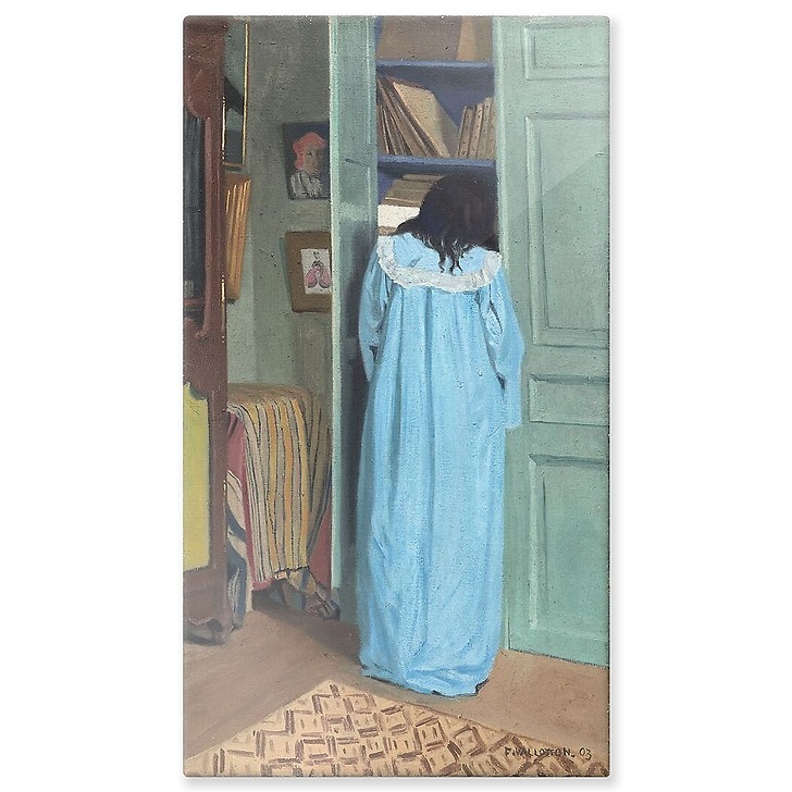 Intérieur, femme en bleu fouillant dans une armoire (panneaux aluminium)