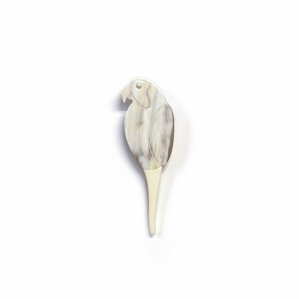 Ara parrott pin in blond African horn with lacquer - L'Indochineur