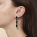 Boucles d'oreilles Jeune femme se poudrant