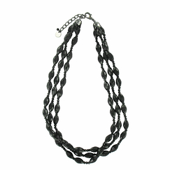 Collier Jeune femme se poudrant