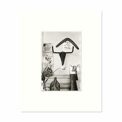 Reproduction sous Marie-Louise David Douglas Duncan - Sculpture Tête de taureau accrochée au mur du salon de l'atelier de La Californie, Cannes 1957