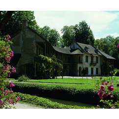 Vue extérieure du petit Trianon : la maison de la Reine et le billard