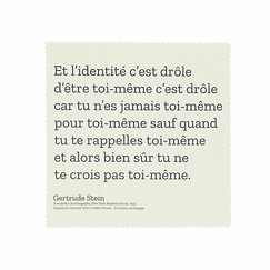Microfibre citation Gertrude Stein - Et l'identité c'est drôle... - 14x14 cm