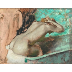 Femme assise sur le rebord d' une baignoire et s'épongeant le cou