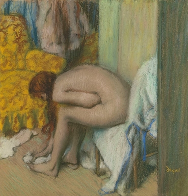 Femme à la toilette, essuyant son pied gauche